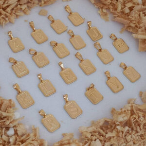 Dije letras en oro laminado 18k