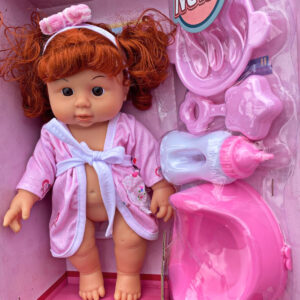 Bebe con salida de baño y accesorios