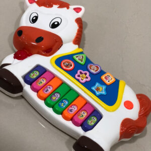 Piano didactico para niños con forma de