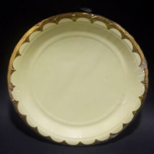 PLATO AMARILLO CLARITO BORDE DORADO 18C