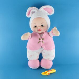 Muñeco bebe con pijama de conejo